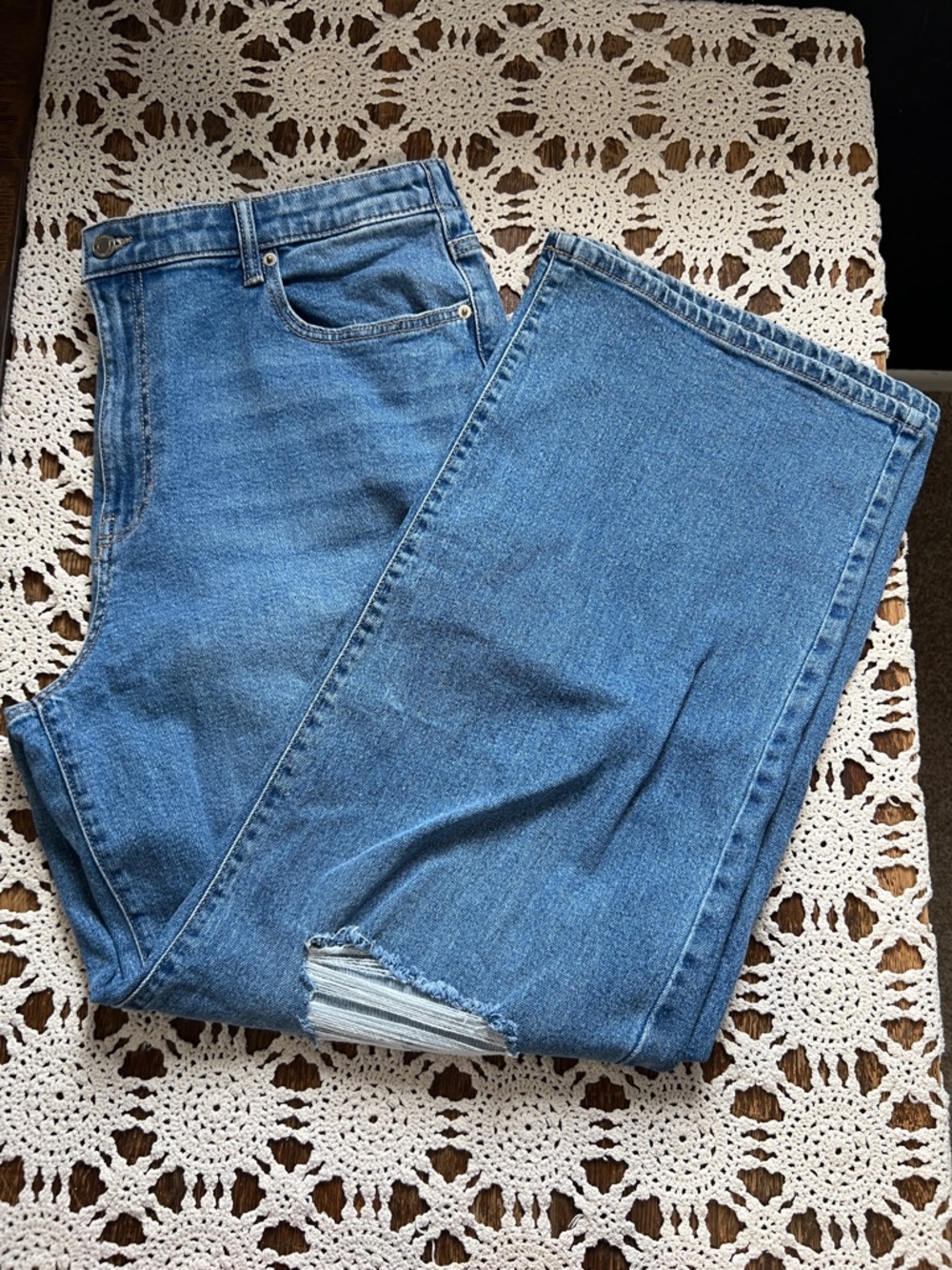 No boundaries size XL wide leg jeans with elastic waist and distressed knees